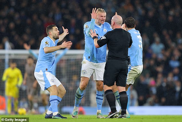 Spieler von Manchester City, angeführt von Erling Haaland, beschwerten sich, nachdem der Schiedsrichter wegen eines Fouls gepfiffen hatte