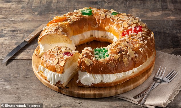 Abgebildet ist ein donutförmiger Kuchen namens Roscon de Reyes, der am 6. Januar in Spanien gegessen wurde
