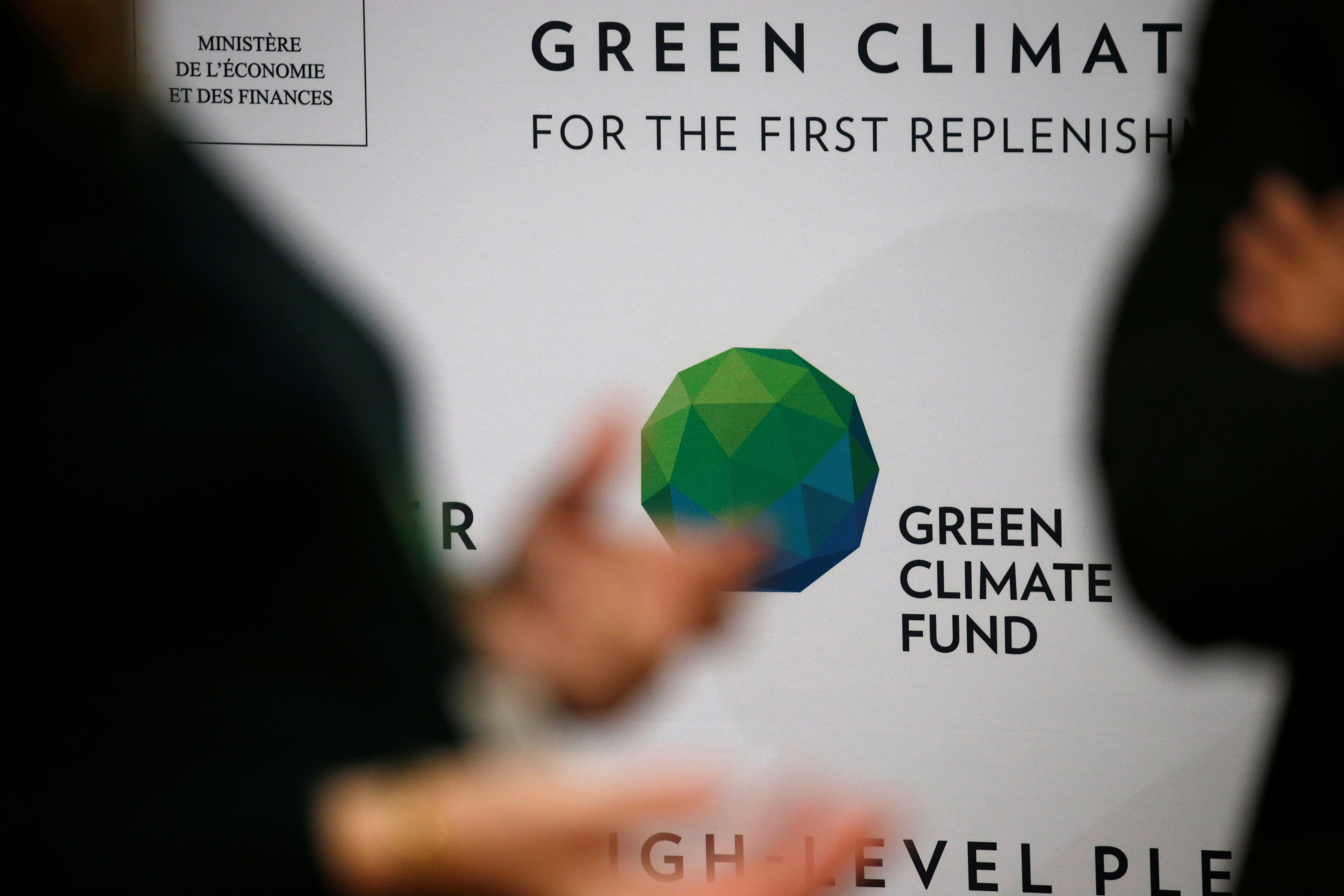Menschen kommen zur Geberkonferenz des Green Climate Fund (GCF) für die erste Wiederauffüllung in Paris