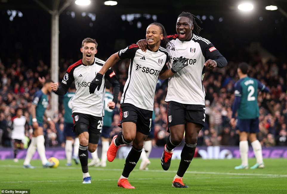 Fulham versetzte Arsenal einen schweren Rückschlag für seine Titelhoffnungen, als sie sich im Craven Cottage einen 2:1-Sieg nach einem Rückstand sicherten