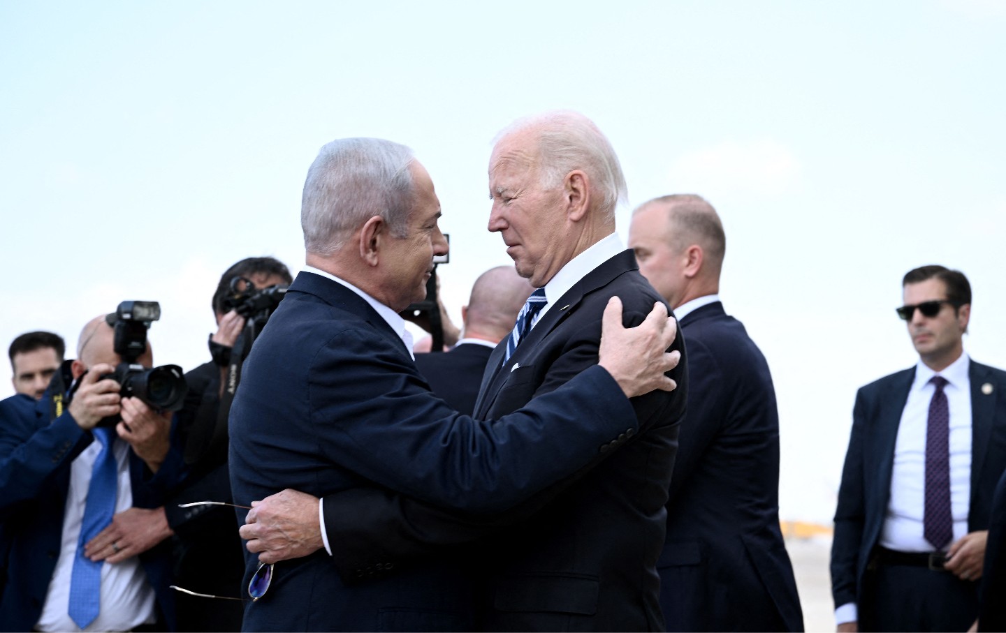 Der israelische Premierminister Benjamin Netanjahu begrüßt US-Präsident Joe Biden bei seiner Ankunft am Ben-Gurion-Flughafen in Tel Aviv am 18. Oktober 2023.