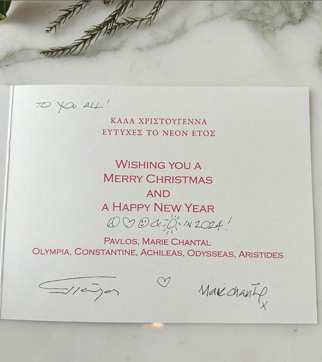 Auf der Innenseite des Umschlags steht auf Griechisch und Englisch: „Ich wünsche Ihnen frohe Weihnachten und ein glückliches neues Jahr“.