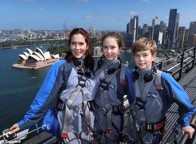Prinzessin Mary und ihre Zwillinge Prinzessin Josephine und Prinz Vincent sahen glücklich oben auf der Brücke aus