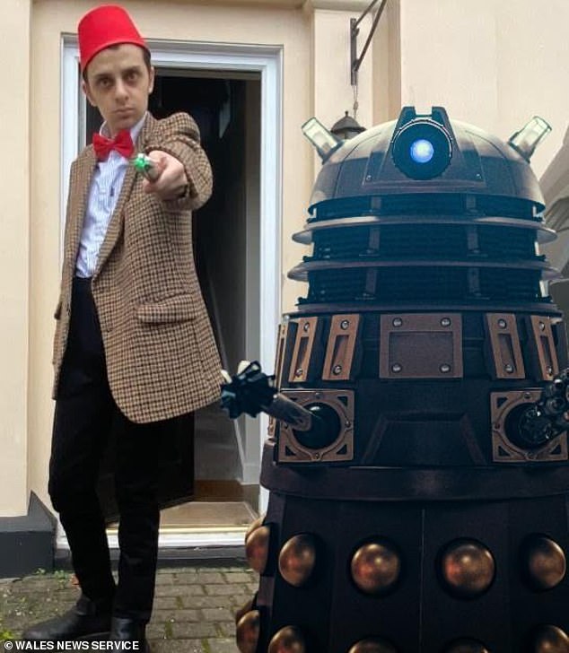 Ein Dr. Who-Superfan, der gegen einen inoperablen Gehirntumor kämpfte, war sprachlos, als Gratulanten 4.500 Pfund spendeten, um ihm zu Weihnachten seinen eigenen Dalek zu schenken.