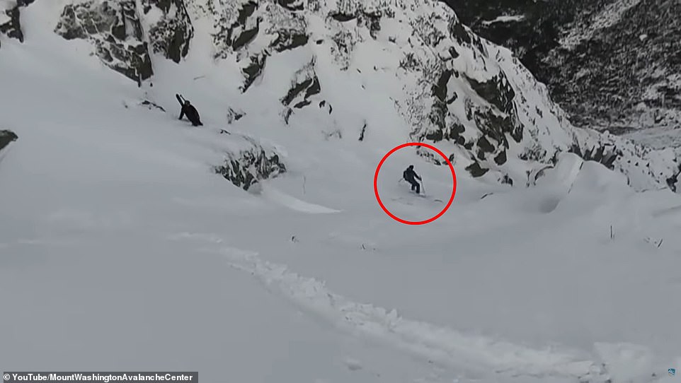 Man sieht Dominic Torro beim Abstieg vom Berg, als ein Stück Schnee abbrach und eine Lawine auslöste, die ihn in den Abgrund riss