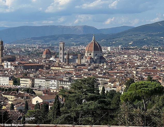 Reise-Vlogger Sam Mayfair aus Surrey enthüllte einen beliebten Betrug, den man bei einem Besuch in Florenz, Italien, im Auge behalten sollte (oben)