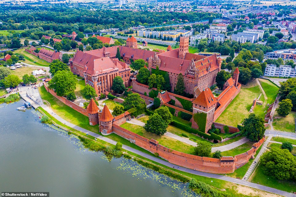 Sehen Sie sich die größte Burg der Welt an – die Marienburg in Polen.  Dieses Blockbuster-Gigant im gotischen Stil erstreckt sich über eine Fläche von 2,27 Millionen Quadratfuß.