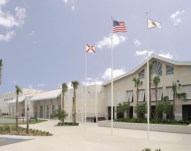 An der Timber Creek High School in Florida gilt ebenfalls ein ganztägiges Handyverbot.  Zunächst gab es Hindernisse seitens der Eltern, die sagten, ihre Kinder sollten bei Bedarf direkt mit ihnen in Kontakt treten können