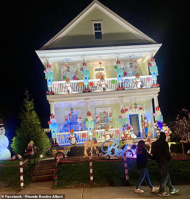 Mit einem Namen wie „Christmas Town USA“ nimmt dieses Dorf in North Carolina die festliche Jahreszeit mit mehr als 250 Tannenbäumen und 500.000 Lichtern, die für alle sichtbar ausgestellt sind, sehr ernst