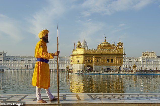 Jo Kessel besucht den Goldenen Tempel in Amritsar (im Bild), den sie als „einen heiligen Sikh-Schrein mit einer Marmorfassade, die von 24-karätigem Gold trieft“ beschreibt.