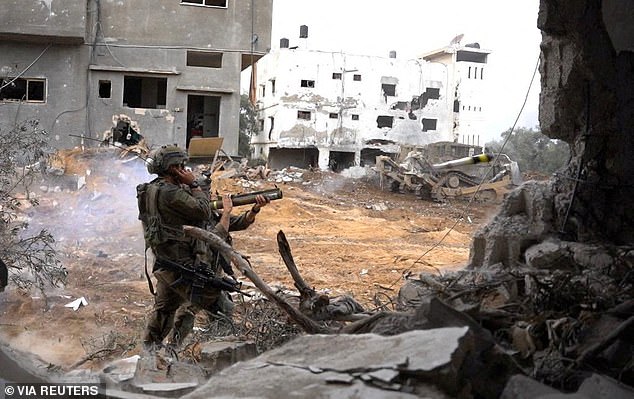 Auf dem Bild sind israelische Soldaten im Gazastreifen zu sehen, während der Krieg zwischen Israel und der Hamas weiter tobt