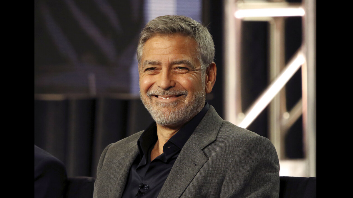 George Clooney lächelt