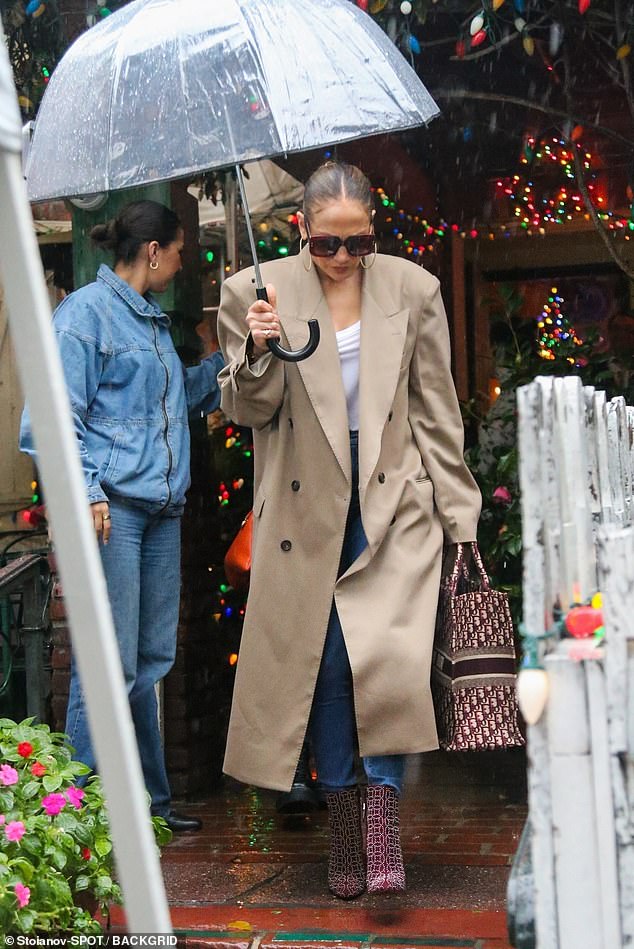 Jennifer Lopez genoss am Donnerstag etwas Zeit der Mutter-Tochter-Bindung mit ihrer Mutter Guadalupe Rodríguez.  Die 54-jährige Schauspielerin zeigte sich stilvoll, als sie für ihren lässigen Tagesausflug einen eleganten Trenchcoat über einer weißen Bluse und Jeans mit hoher Taille trug