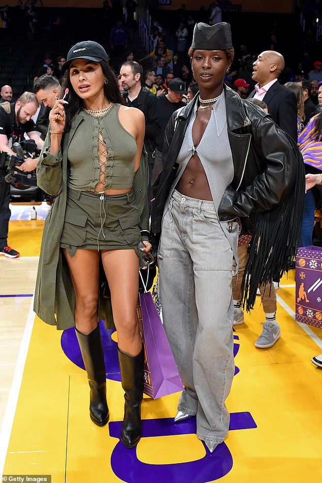 Jodie Turner-Smith sah sensationell aus, als sie am Montag zusammen mit ihrer Freundin Nancy Gomez das Spiel der Los Angeles Lakers gegen die New York Knicks in der Crypto.com Arena sah