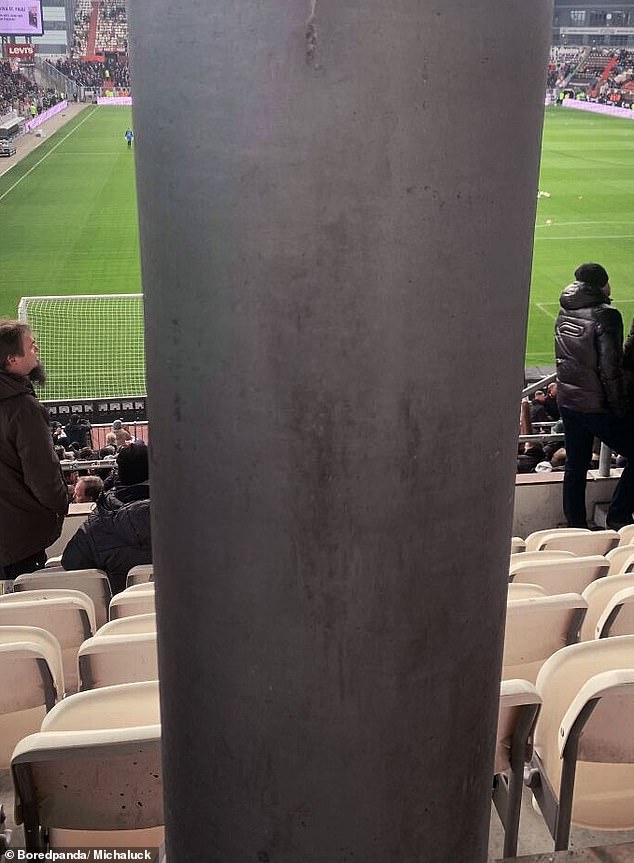 Ein Sportfan in Deutschland zahlte den Normalpreis für seine Eintrittskarte zu einem Spiel, konnte das Spielfeld aber kaum sehen, weil er vor einer Stange saß