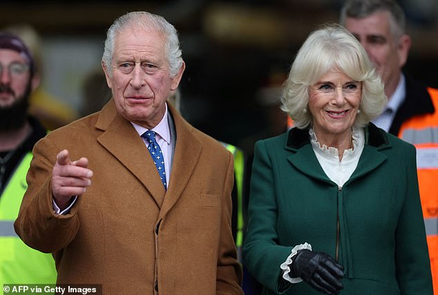 König Charles (im November mit Königin Camilla abgebildet) stellt einen Telefonisten ein, der 26.000 Pfund pro Jahr verdient