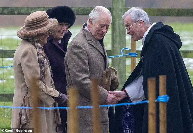 König Charles und Königin Camilla sind heute Morgen ausgezogen, um in Sandringham zur Kirche zu gehen
