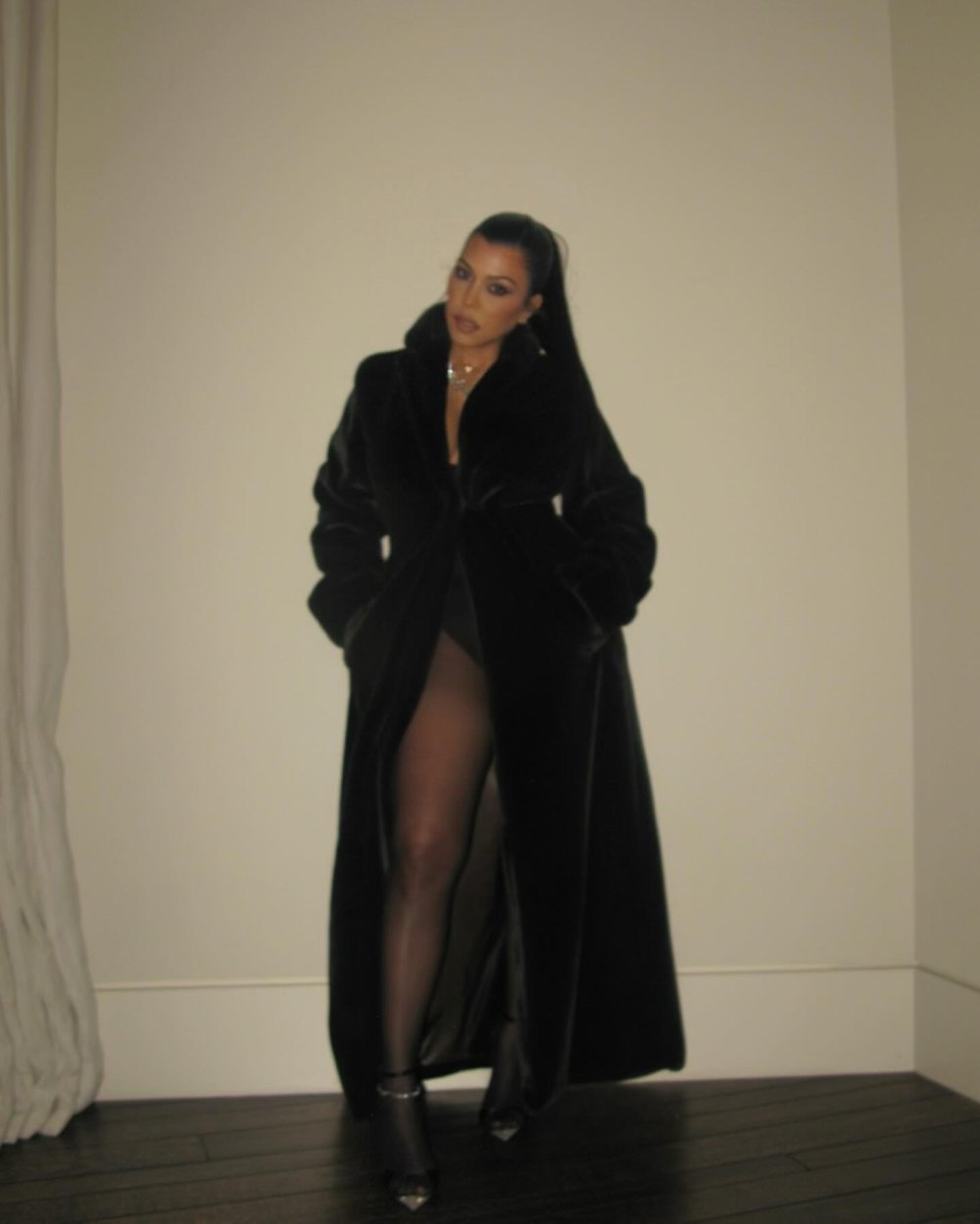 Kourtney Kardashian hat sich zu Weihnachten einen kuscheligen Mantel übergezogen, weil ihre Brüste voller Milch sind