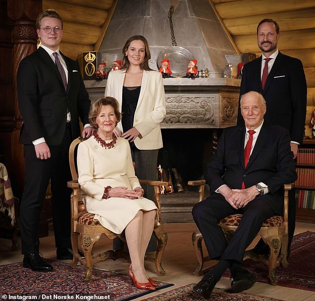 Die Frau von Kronprinz Haakon, 50, fehlte auf einem festlichen Porträt, das Det Norske Kongehuset heute veröffentlichte