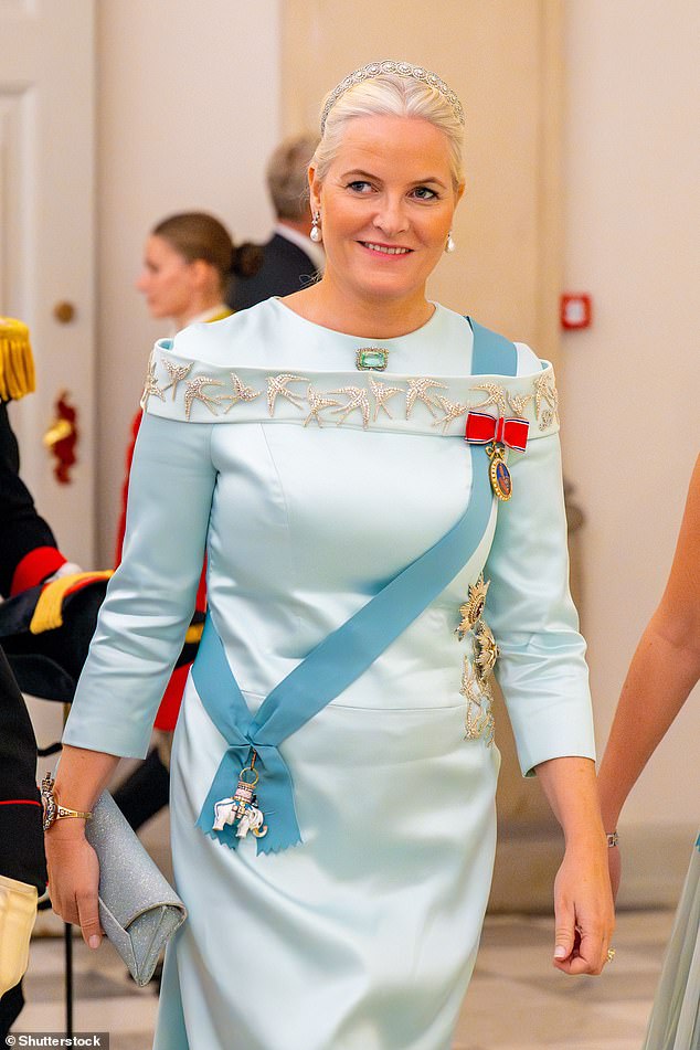 Kronprinzessin Mette-Marit von Norwegen (im Oktober abgebildet) verpasste das diesjährige königliche Weihnachtsfoto, nachdem sie an Covid erkrankt war, wie der Instagram-Account der Familie enthüllte