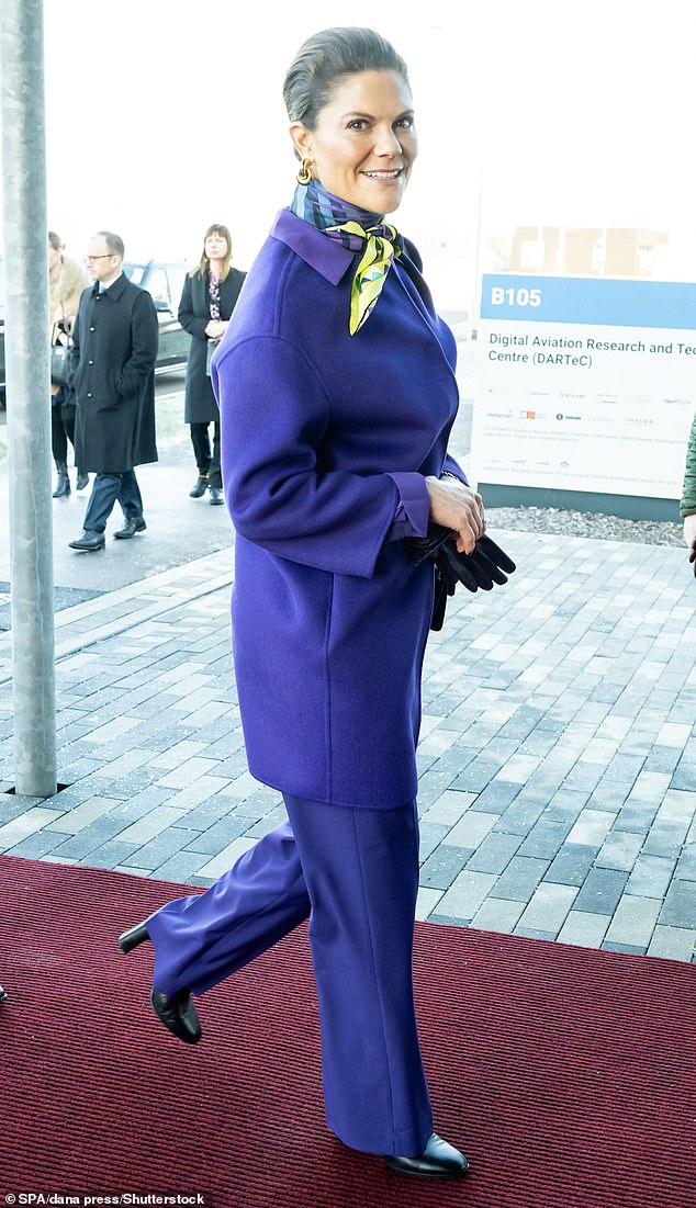 Kronprinzessin Victoria von Schweden sah heute in einem atemberaubenden zweiteiligen Anzug bemerkenswert aus, als sie die Cranfield University besuchte