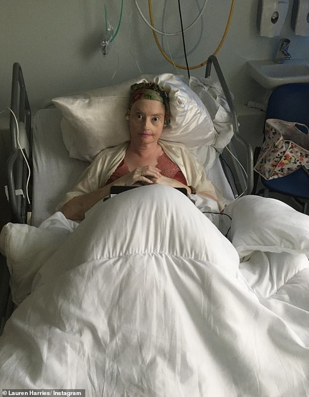 Lauren Harries hat das Krankenhaus sieben Monate nach einer Notoperation am Gehirn verlassen