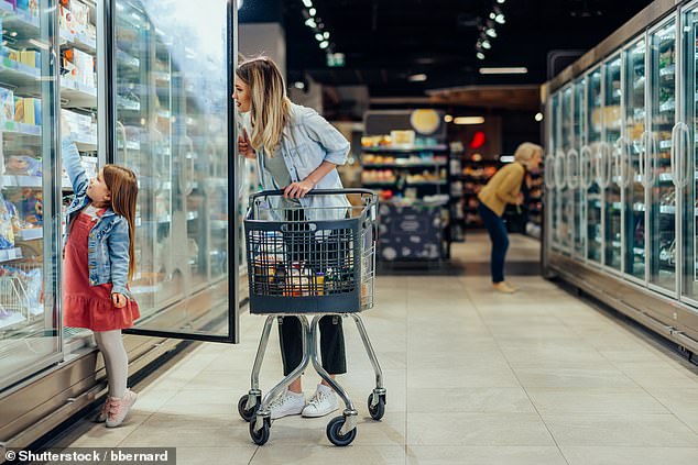 Supermarktanalysen zeigen, dass 40 Prozent der Einkaufskörbe von Familien mit Kindern unter zehn Jahren nährstoffarme Lebensmittel ausmachen (Stockbild)