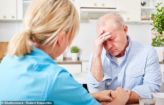 Eine von der Alzheimer-Gesellschaft durchgeführte Umfrage hat die durch die Krankheit verursachten Verwüstungen offengelegt, von der rund 900.000 Menschen im Vereinigten Königreich betroffen sind (Stockbild)