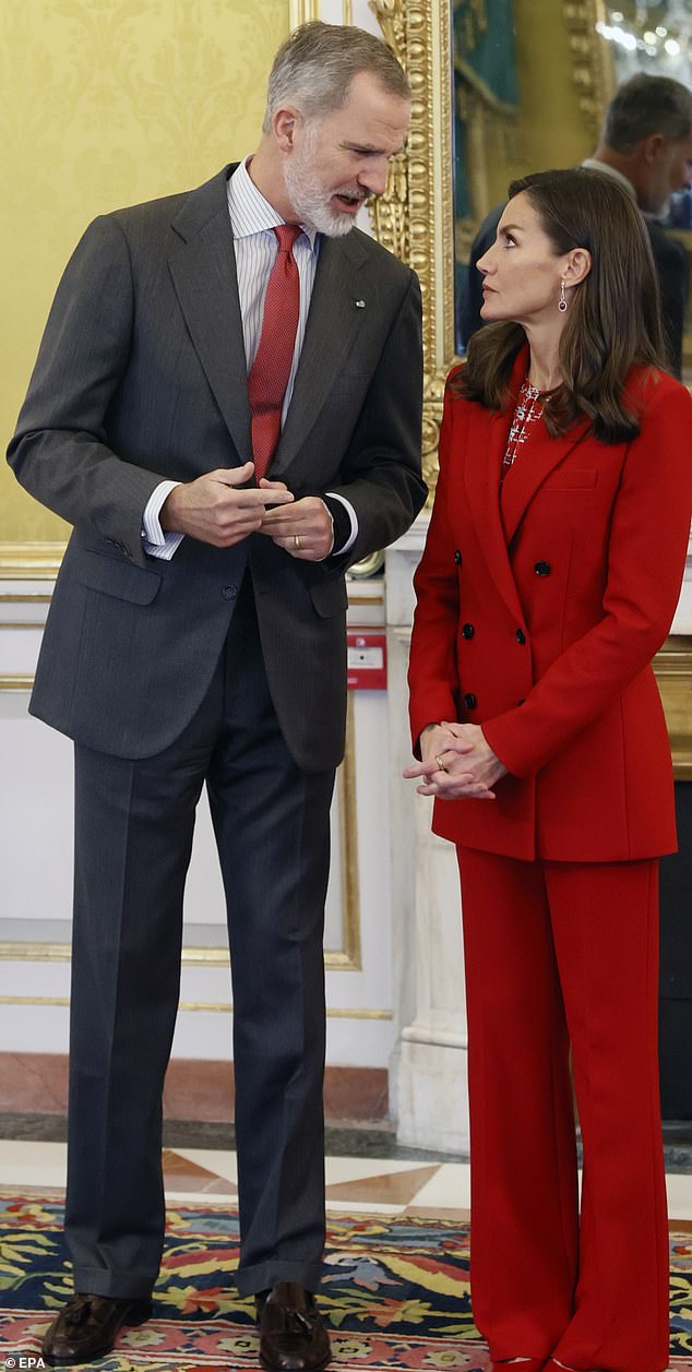 Der spanische König Felipe (im Bild links) unterhält sich während der Jahrestagung des Cervantes-Instituts mit Königin Letizia (im Bild rechts), während das Paar von Gerüchten erschüttert wird
