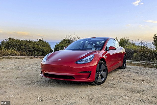 Das vollelektrische Tesla Model 3 belegte den 14. Platz als meistverkauftes Auto, das nur als Limousine erhältlich war, nachdem es im Januar und Februar in die monatlichen Top-Ten-Liste gelangte