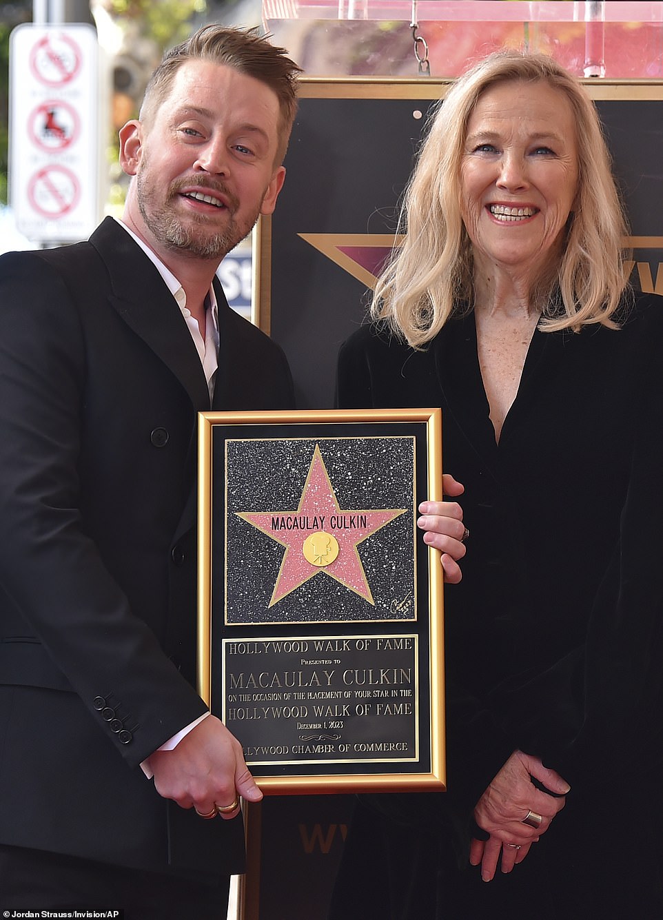 Macaulay wurde bei seiner Hollywood Walk of Fame-Zeremonie von seiner „Kevin – Allein zu Hause“-Kollegin Catherine O'Hara unterstützt – 33 Jahre nachdem sie in dem legendären Film Mutter und Sohn gespielt hatten