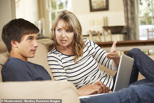 Eine Frau enthüllte auf Mumsnet, dass sie „ekelhaft“ gegenüber ihrem Sohn sei, nachdem sie herausgefunden hatte, dass er Menschen online betrog (Archivbild)
