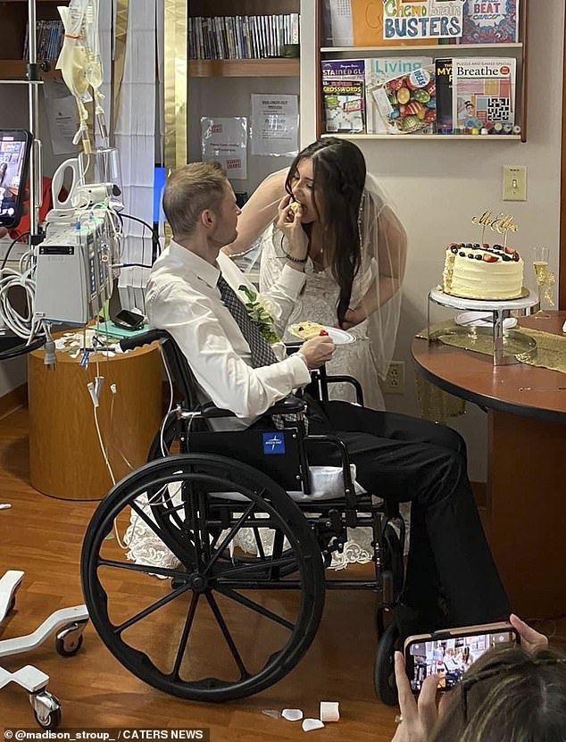 Zach und Maddie Stroup bei ihrer Hochzeit im Krankenhaus im Jahr 2022, nachdem sich Zachs Gesundheitszustand verschlechtert hatte
