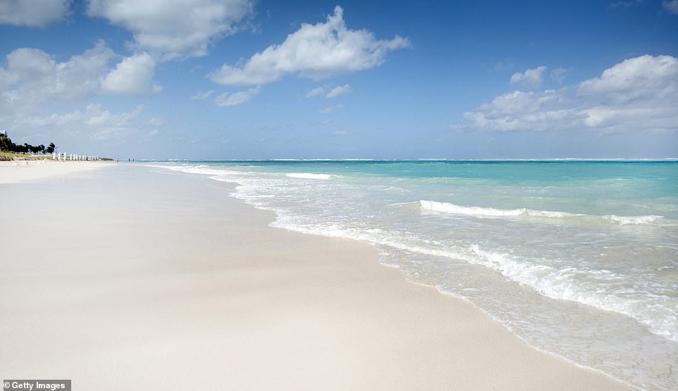 Entspannte Schönheit: Harriet Sime schwimmt im Wasser des berühmten Grace Bay Beach (im Bild) auf einer Reise nach Turks- und Caicosinseln, die sie als „ein Band aus 40 tief liegenden Inseln“ beschreibt "Cays" (kleinere Inseln), umgeben vom drittgrößten Korallenriff der Welt.