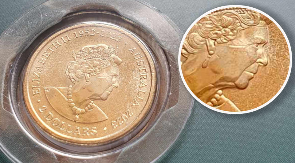 Münzsammlerset, das eine 2-Dollar-Münze mit einer Delle auf dem Kopf zeigt.