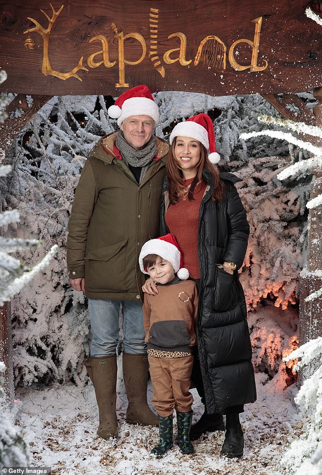 Myleene Klass kam in festliche Stimmung, als sie am Sonntag einen Ausflug mit ihrem Verlobten Simon Motson und ihrem Sohn Apollo bei LaplandUK genoss, als sie eine Weihnachtsmütze aufsetzte