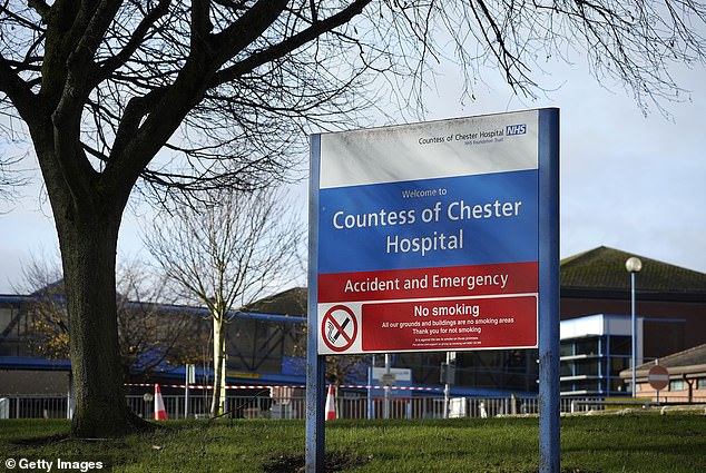 Der Countess of Chester Hospital NHS Foundation Trust – der das Ellesmere Port Hospital und das Countess Of Chester Hospital beaufsichtigt – gab gestern bekannt, dass er die Besucherzahlen aufgrund eines Anstiegs der Fälle einschränkte, was ihn zur Schließung einer Station gezwungen hatte