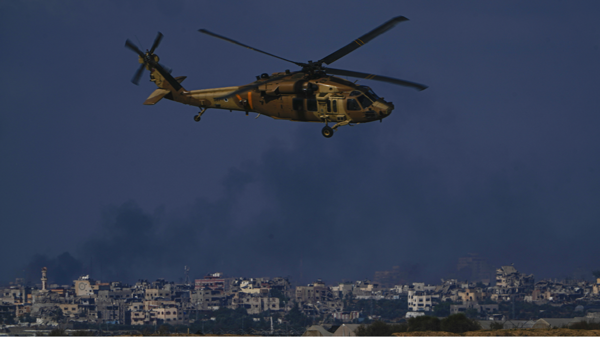 Israelischer Militärhubschrauber fliegt in der Nähe des Gazastreifens