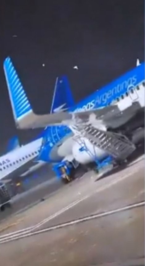 Die Boeing 737-700 der Aerolineas Argentinas wurde über die Landebahn in Richtung der Treppe geschleudert, die den Passagieren zum Einsteigen diente