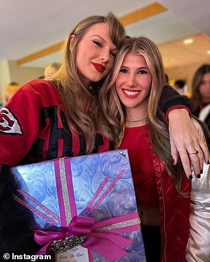 Ava Hunt posiert für ein Foto mit Taylor Swift und dem Geschenk, das ihre Familie dem Popstar gemacht hat