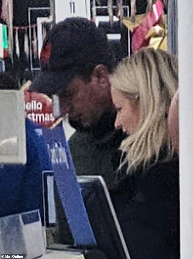 Peter Phillips und seine Freundin Lindsay Wallace wurden an Heiligabend beim Last-Minute-Einkauf in einem Tesco abgebildet