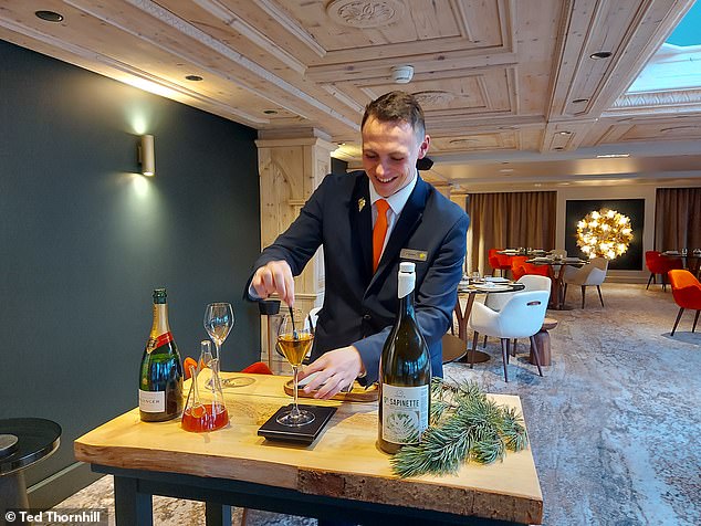 Ted und seine Partnerin speisen im Zwei-Sterne-Hotel Le Chabichou by Stephane Buron.  Hier wird ihr Aperitif im Kir-Royale-Stil aus Bollinger-Champagner und Sapinette zubereitet