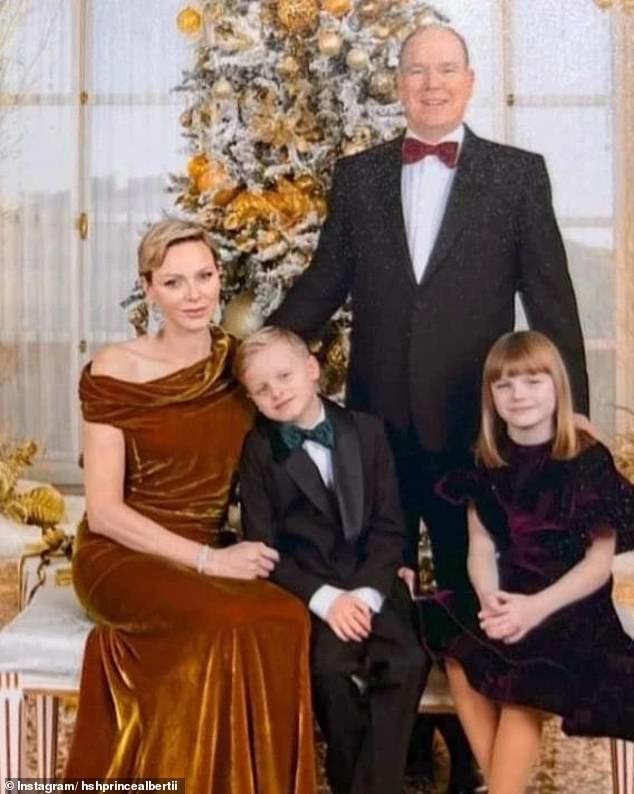 Prinz Albert steht in formeller Kleidung hinter seiner lächelnden Familie auf einem glamourösen Foto, das für die diesjährige jährliche Weihnachtskarte veröffentlicht wurde