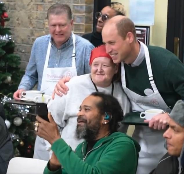 Prinz William, 41, besuchte die in London ansässige Obdachlosenhilfe The Passage, um sich beim Weihnachtsessen mit Mitarbeitern und Menschen zu treffen, die die Dienste der Wohltätigkeitsorganisation in Anspruch nehmen