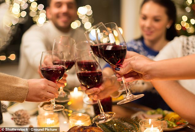 Studien haben gezeigt, dass Alkohol, insbesondere Rotwein, die Herzgesundheit verbessern und den Cholesterinspiegel senken kann