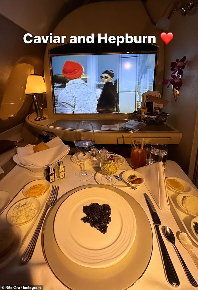Rita zeigte auf Instagram ihr Luxusleben, indem sie sich köstlichen Kaviar gönnte und dabei die legendäre Audrey Hepburn von ihrer First-Class-Kabine am Himmel aus beobachtete