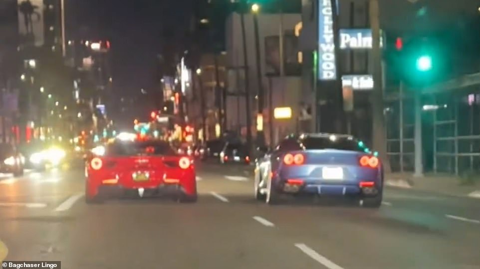 Das Video beginnt mit zwei Supersportwagen, die am 2. Dezember Seite an Seite über den Sunset Boulevard rasen