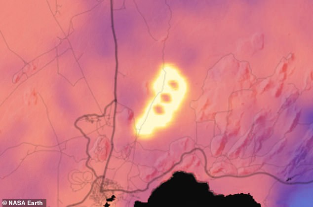 Eine genauere Betrachtung des Lavastroms zeigt drei kühlere Bereiche, die in dunkleren Farben dargestellt sind.  Man geht davon aus, dass es sich dabei um große Hügel handelt, die derzeit von der Lava umströmt werden