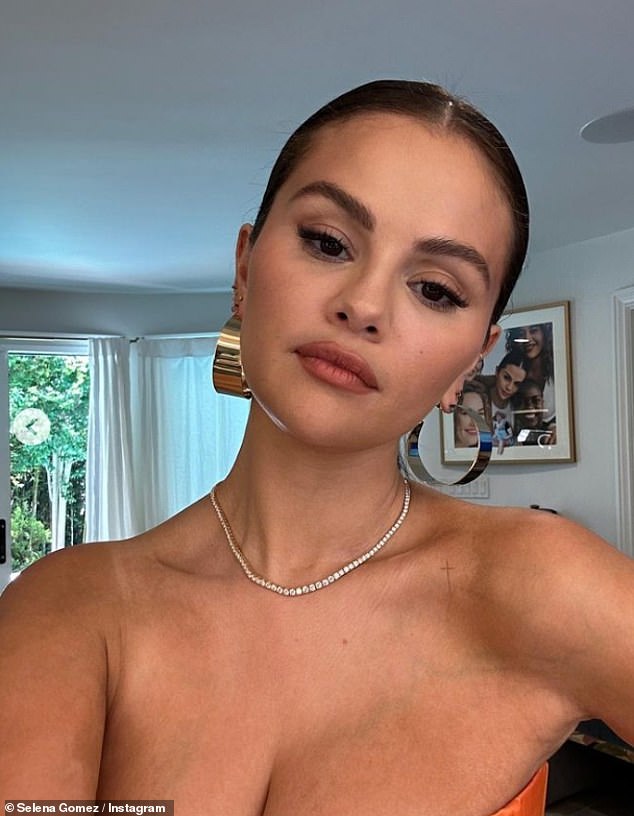 Selena Gomez hat zugegeben, sich zum ersten Mal einer Schönheitsoperation unterzogen zu haben, als sie ihre neue Beziehung mit dem Musikproduzenten Benny Blanco verteidigte