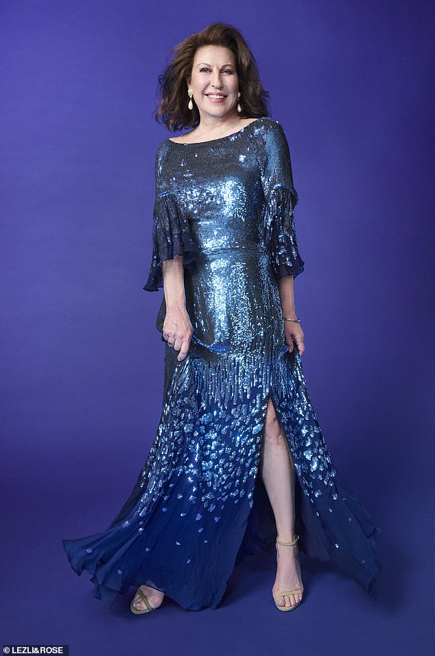 Amanda lehnte das erste Kleidungsstück ab, das sie anprobierte – ein meerjungfrauenartiges Temperley-Kleid mit blauen Pailletten (im Bild)